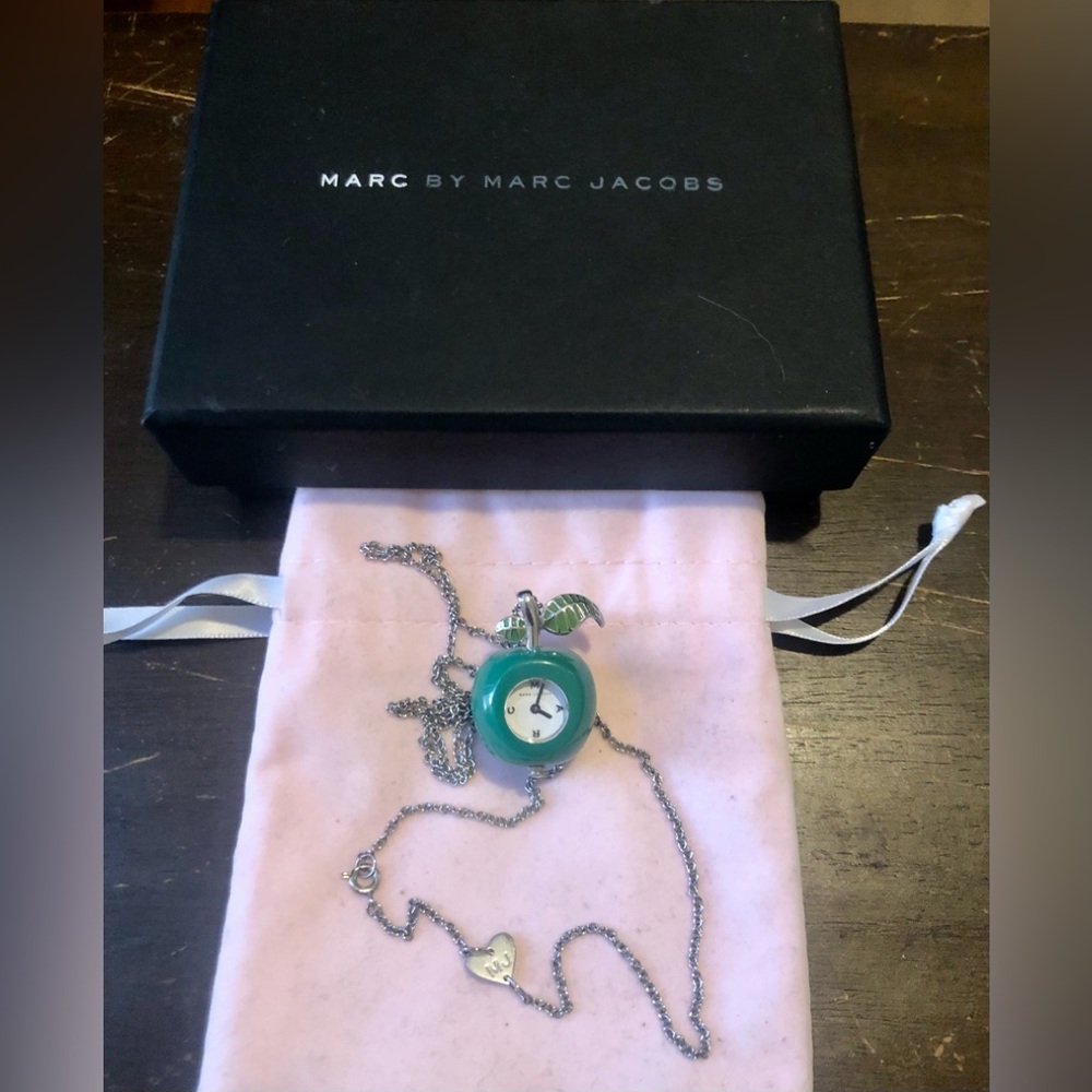 🌴 MARC JACOBS GREEN APPLE 🍏 CLOCK PENDANT NECKLACE! 🎊 - Picture 3 of 11